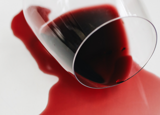 Tache de vin rouge : Comment enlever une tache de vin rouge sur vos tissus ?